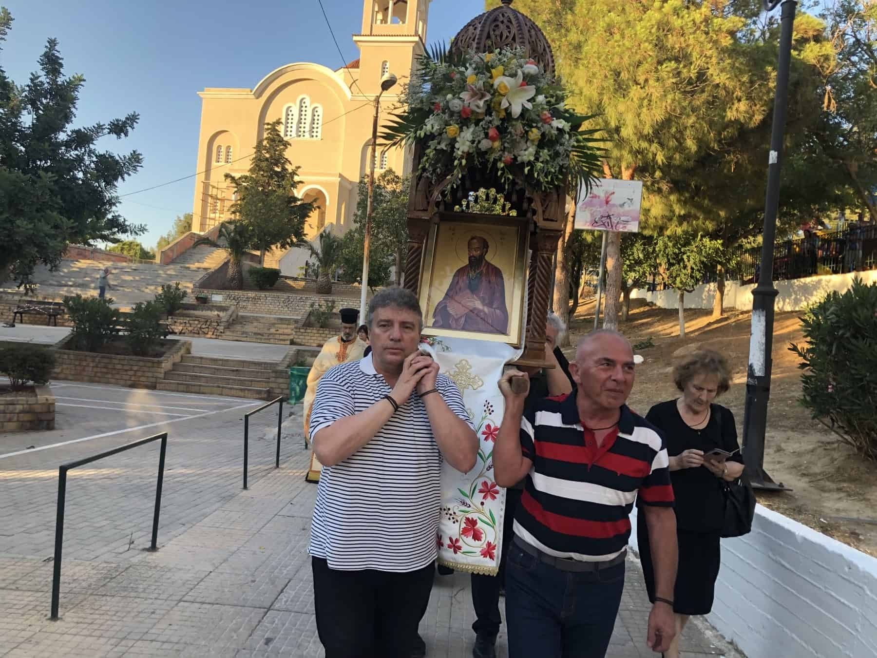 Ἡ λιτάνευση τῆς εἰκόνος τοῦ Ἀποστόλου Παύλου, 29 Ἰουνίου 2024. Στὸ βάθος ὁ Ναὸς πάνω ἀπὸ τὴν πλατεία.